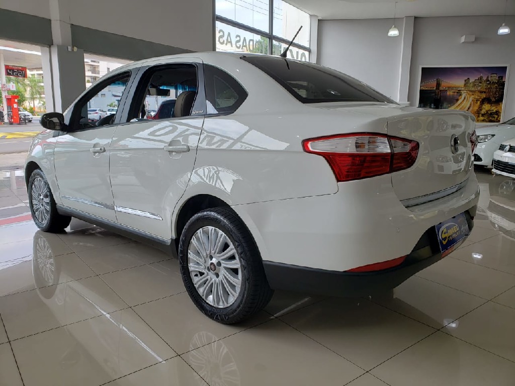 FIAT GRAND SIENA 1.6 MPI ESSENCE 16V FLEX 4P MANUAL FIAT GRAND SIENA 1.6 MPI ESSENCE 16V FLEX 4P MANUAL