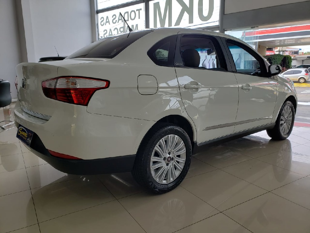 FIAT GRAND SIENA 1.6 MPI ESSENCE 16V FLEX 4P MANUAL FIAT GRAND SIENA 1.6 MPI ESSENCE 16V FLEX 4P MANUAL