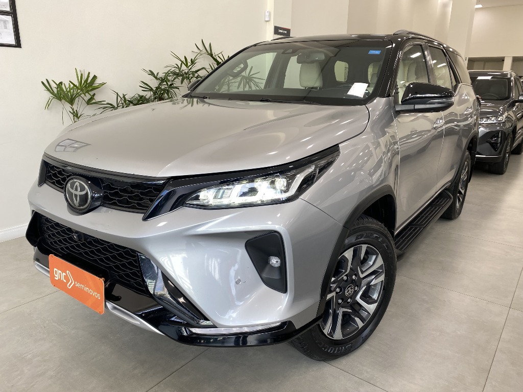 TOYOTA HILUX SW4 2.8 D-4D TURBO DIESEL DIAMOND 7L 4X4 AUTOMÁTICO