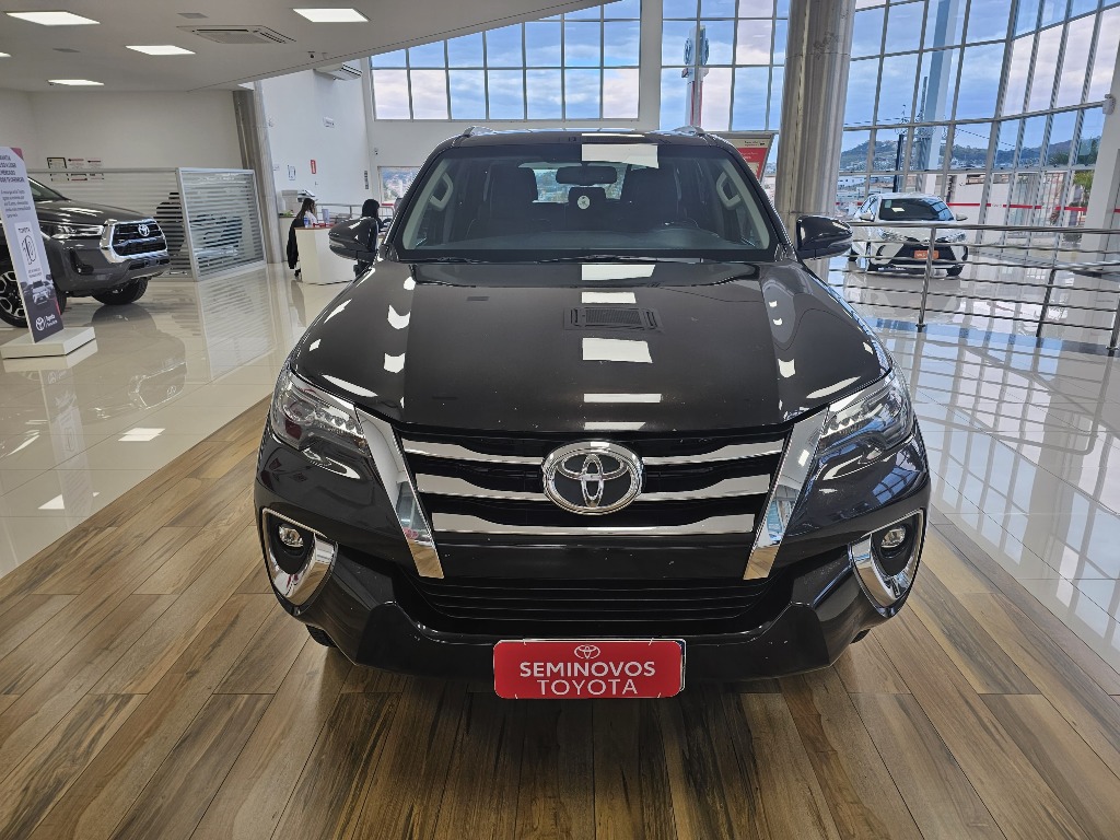 TOYOTA HILUX SW4 2.8 SRX 4X4 7 LUGARES 16V TURBO INTERCOOLER DIESEL 4P AUTOMATICO
