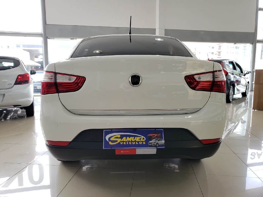 FIAT GRAND SIENA 1.6 MPI ESSENCE 16V FLEX 4P MANUAL FIAT GRAND SIENA 1.6 MPI ESSENCE 16V FLEX 4P MANUAL