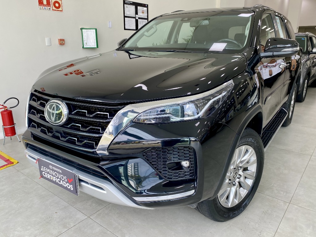 TOYOTA HILUX SW4 2.8 D-4D TURBO DIESEL SRX 4X4 AUTOMÁTICO