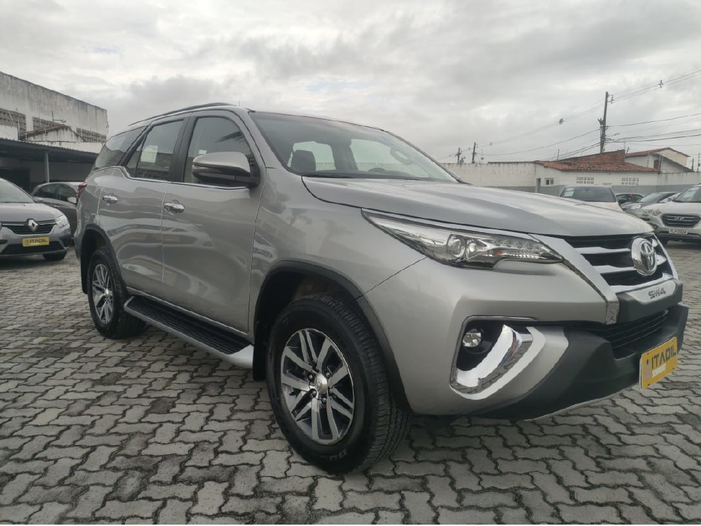 Seminovos certificados TOYOTA HILUX SW4 2.8 SRX 4X4 7 LUGARES 16V TURBO INTERCOOLER DIESEL 4P AUTOMATICO