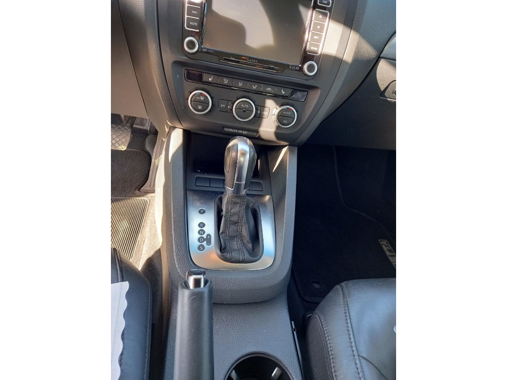 VOLKSWAGEN JETTA 2.0 TSI HIGHLINE 200CV GASOLINA 4P TIPTRONIC VOLKSWAGEN JETTA 2.0 TSI HIGHLINE 200CV GASOLINA 4P TIPTRONIC