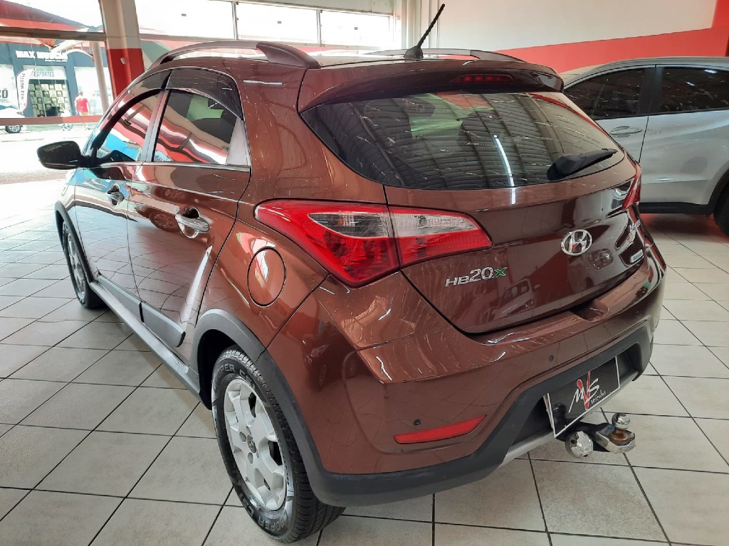 HYUNDAI HB20X 1.6 16V PREMIUM FLEX 4P AUTOMATICO HYUNDAI HB20X 1.6 16V PREMIUM FLEX 4P AUTOMATICO