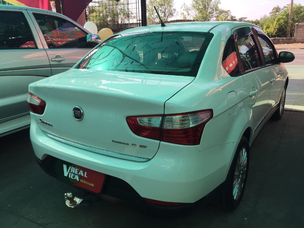 FIAT GRAND SIENA 1.6 MPI ESSENCE 16V FLEX 4P MANUAL FIAT GRAND SIENA 1.6 MPI ESSENCE 16V FLEX 4P MANUAL