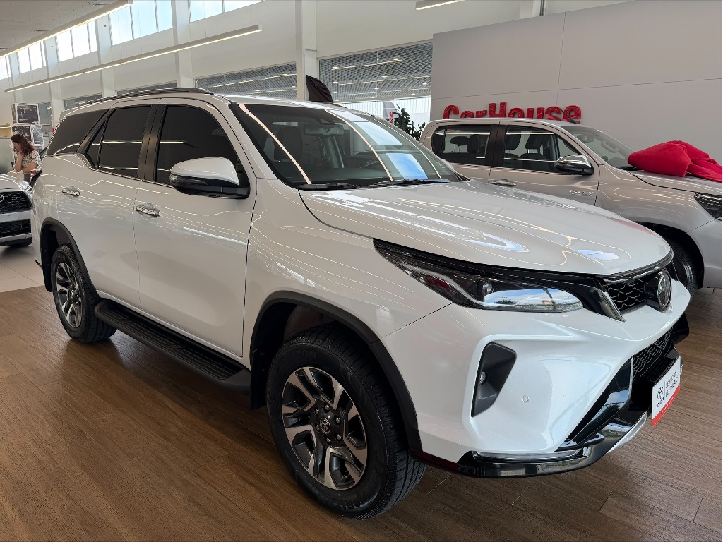 TOYOTA HILUX SW4 2.8 D-4D TURBO DIESEL SRX 4X4 AUTOMÁTICO